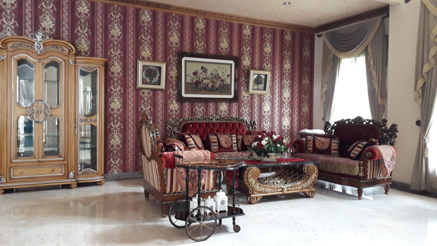 Disewakan Rumah Mewah Nan Elegan, Hunian Nyaman dan Asri @Graha Taman, Bintaro