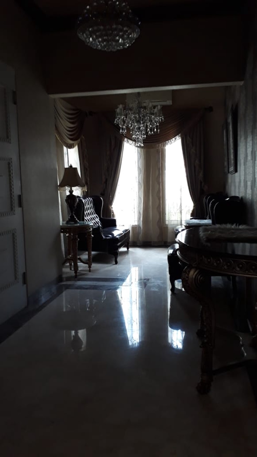 Disewakan Rumah Mewah Nan Elegan, Hunian Nyaman dan Asri @Graha Taman, Bintaro