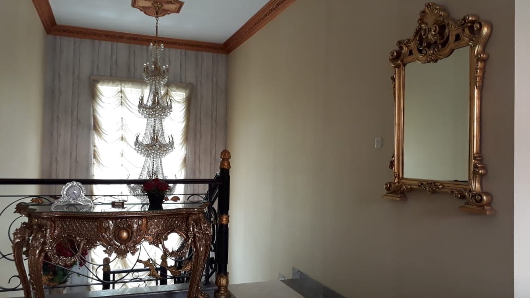 Disewakan Rumah Mewah Nan Elegan, Hunian Nyaman dan Asri @Graha Taman, Bintaro