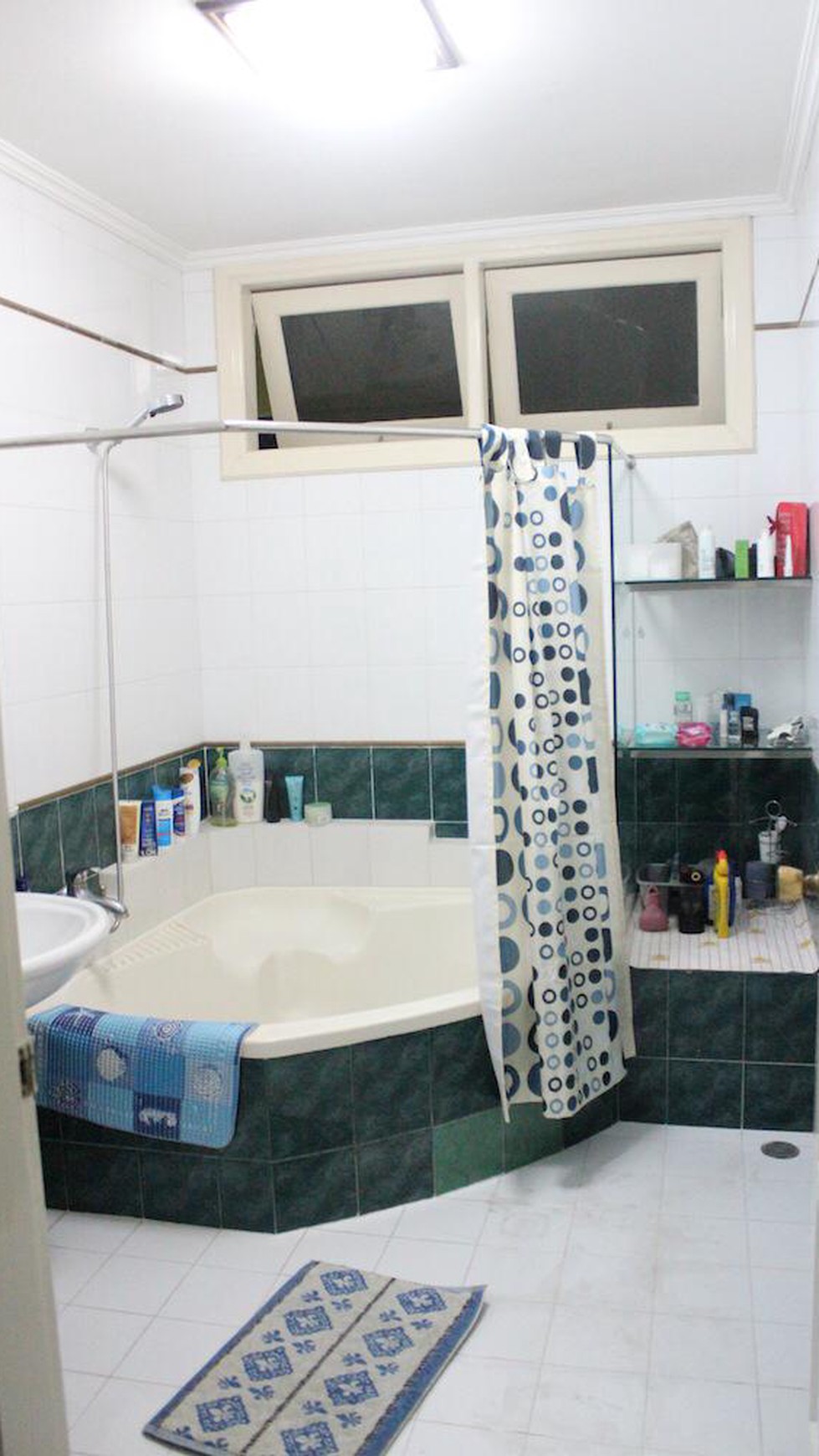 Rumah siap huni,ada kolam renang  di Pondok Labu