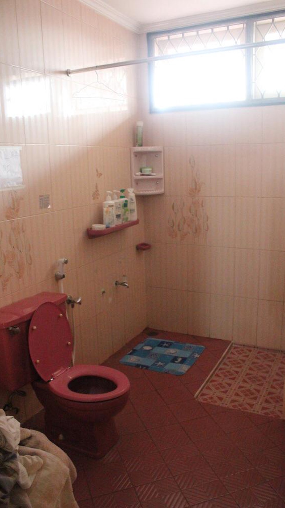 Rumah siap huni,ada kolam renang  di Pondok Labu