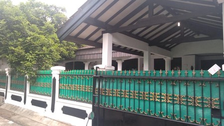 Rumah Siap Huni di kawasan strategis,lingkungan asri ,halaman depan dan belakang luas,bebas banjir ,dekat dengan sekolah