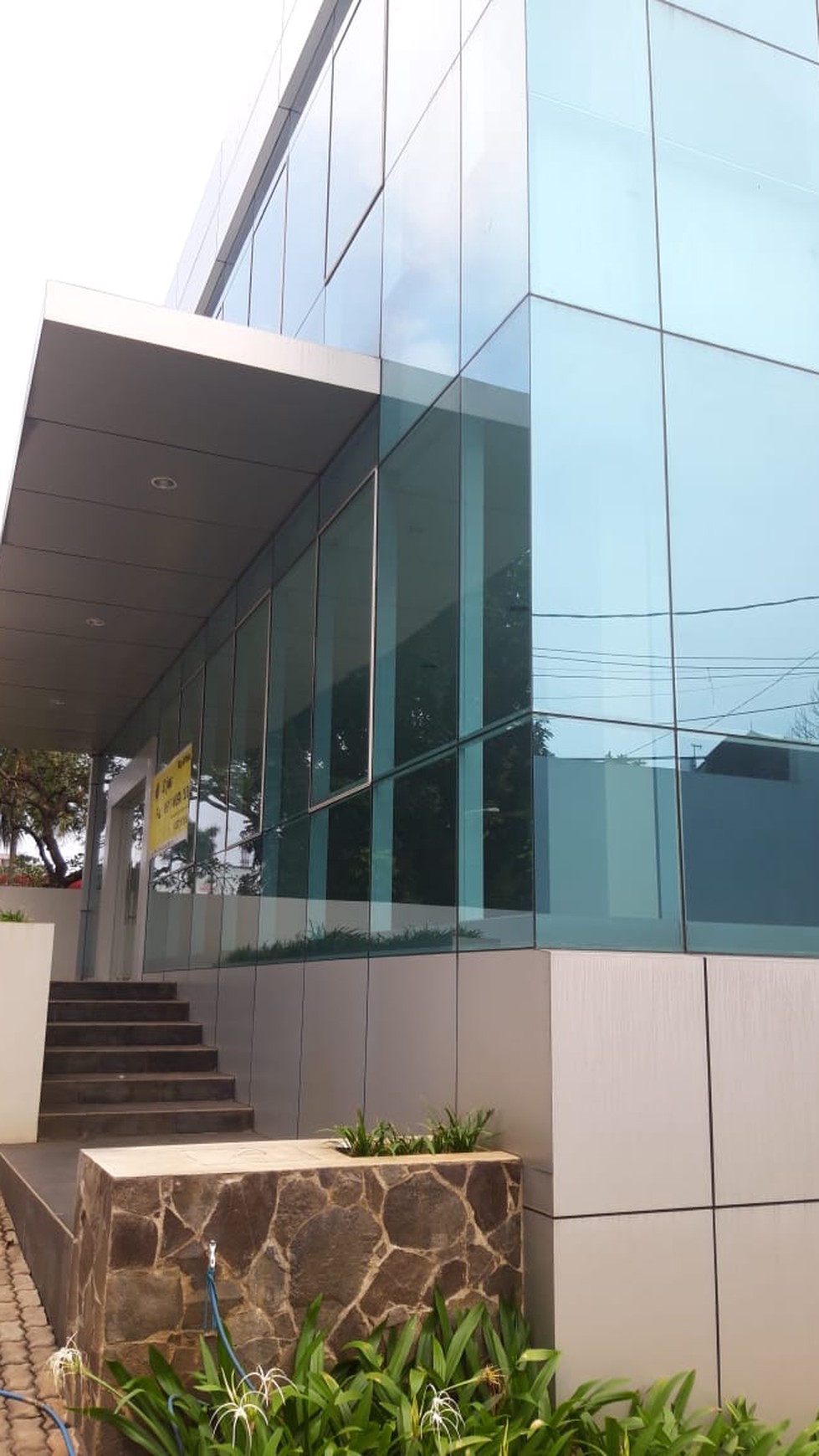 Gedung Siap Pakai, Lokasi Pinggir Jalan Raya Bintaro Utama