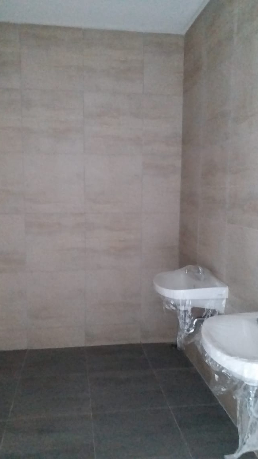 Gedung Siap Pakai, Lokasi Pinggir Jalan Raya Bintaro Utama