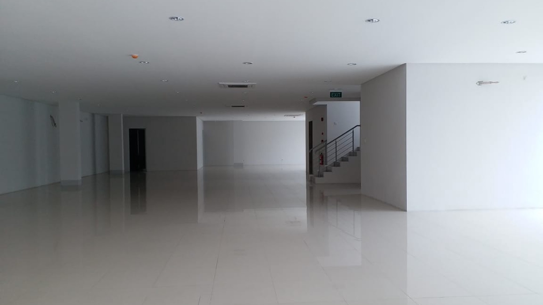 Gedung Siap Pakai, Lokasi Pinggir Jalan Raya Bintaro Utama