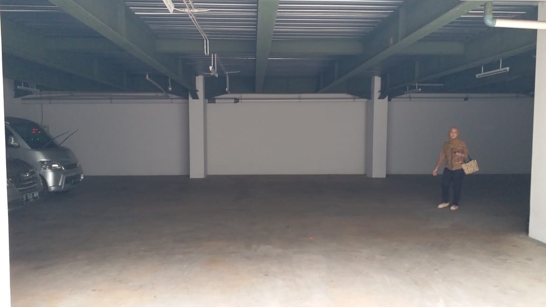 Gedung Siap Pakai, Lokasi Pinggir Jalan Raya Bintaro Utama