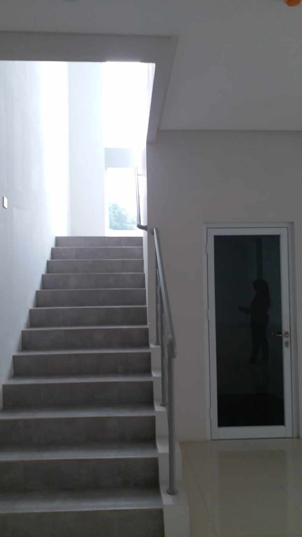 Gedung Siap Pakai, Lokasi Pinggir Jalan Raya Bintaro Utama