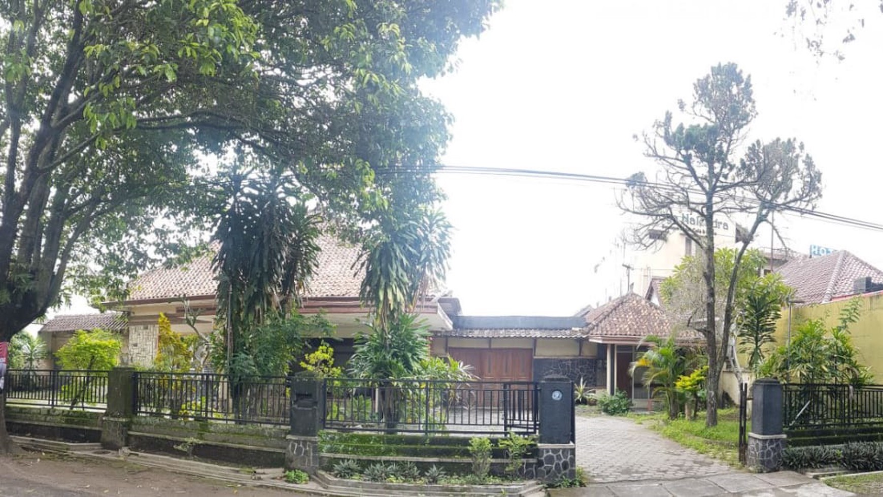 RUMAH DENGAN DESAIN BANGUNAN KLASIK, DI TENGAH KOTA YOGYAKARTA