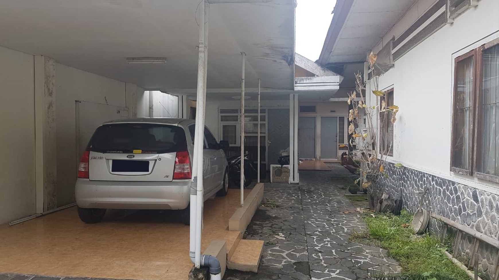 RUMAH DENGAN DESAIN BANGUNAN KLASIK, DI TENGAH KOTA YOGYAKARTA