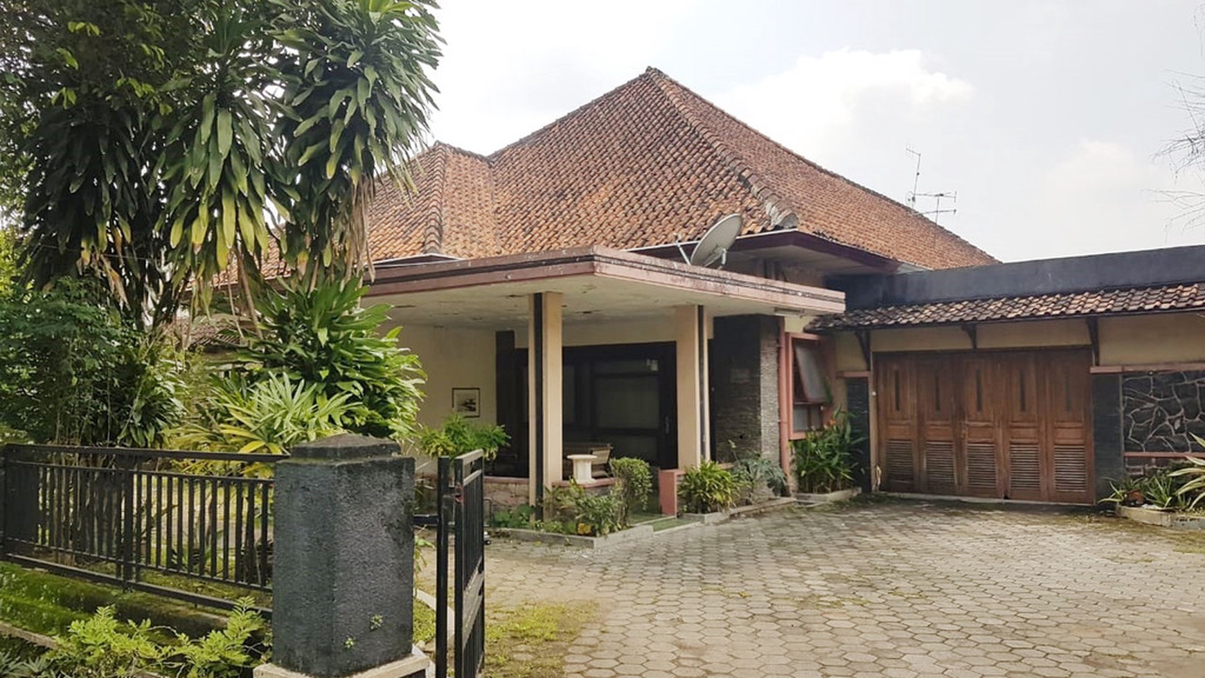 RUMAH DENGAN DESAIN BANGUNAN KLASIK, DI TENGAH KOTA YOGYAKARTA