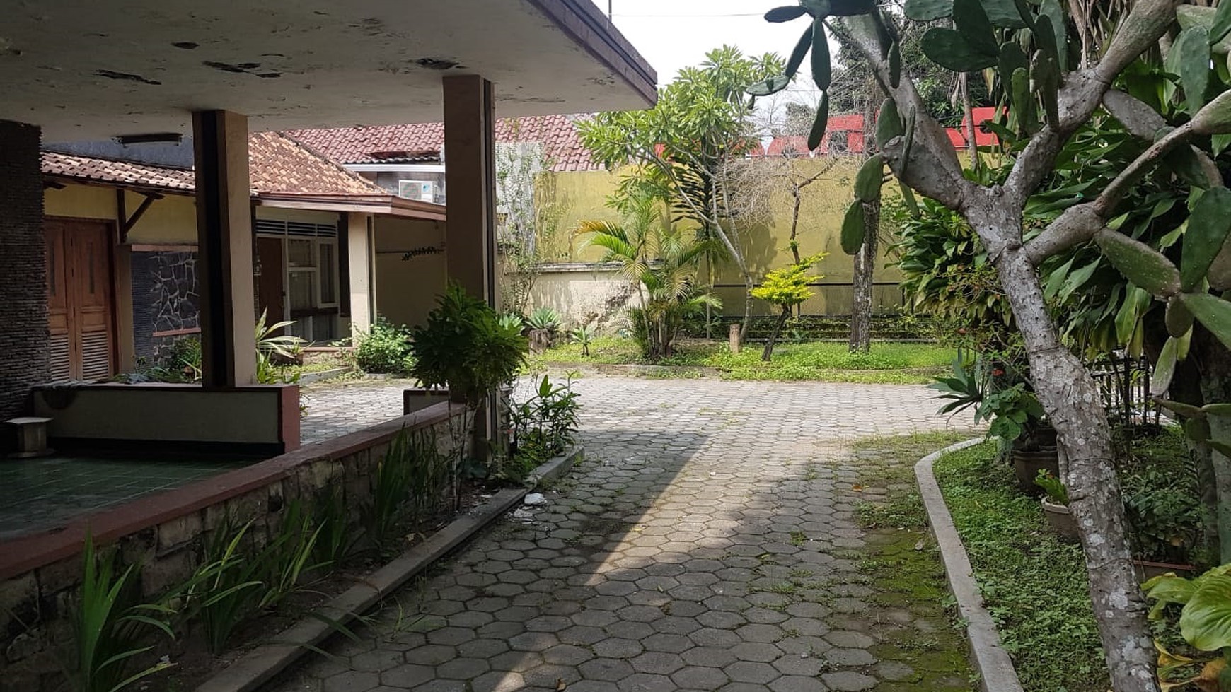 RUMAH DENGAN DESAIN BANGUNAN KLASIK, DI TENGAH KOTA YOGYAKARTA