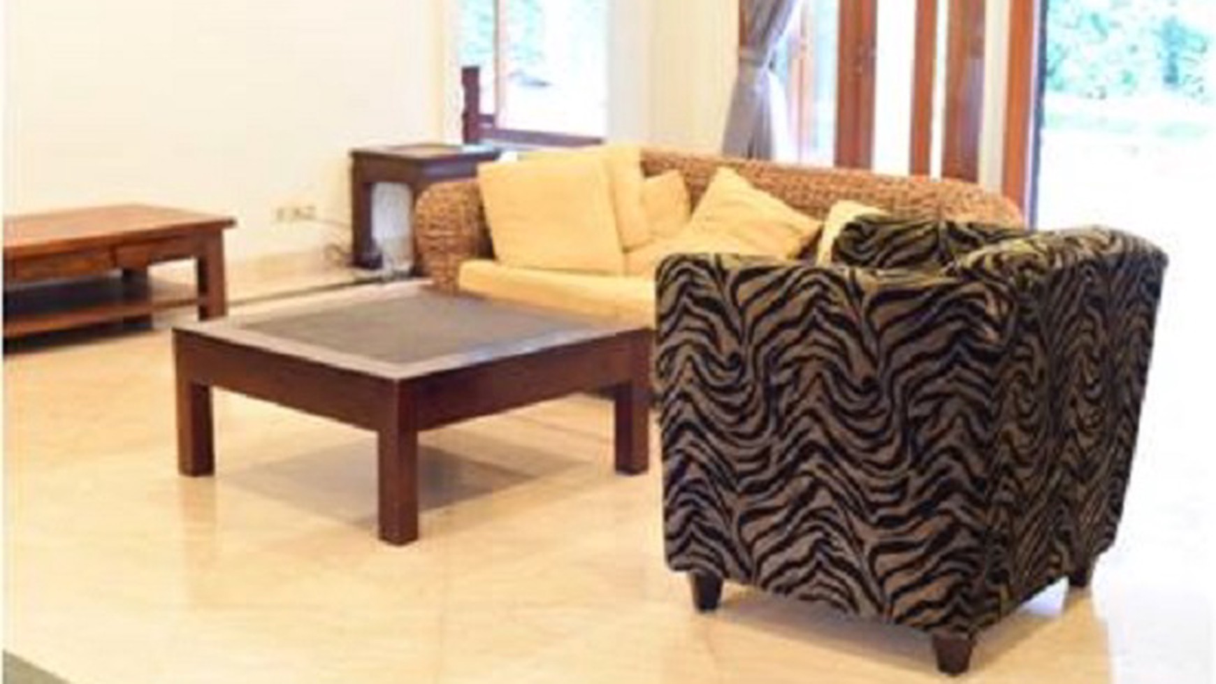 Rumah di Kemang Barat, Jakarta Selatan, Private Pool, Hadap Timur, SHM