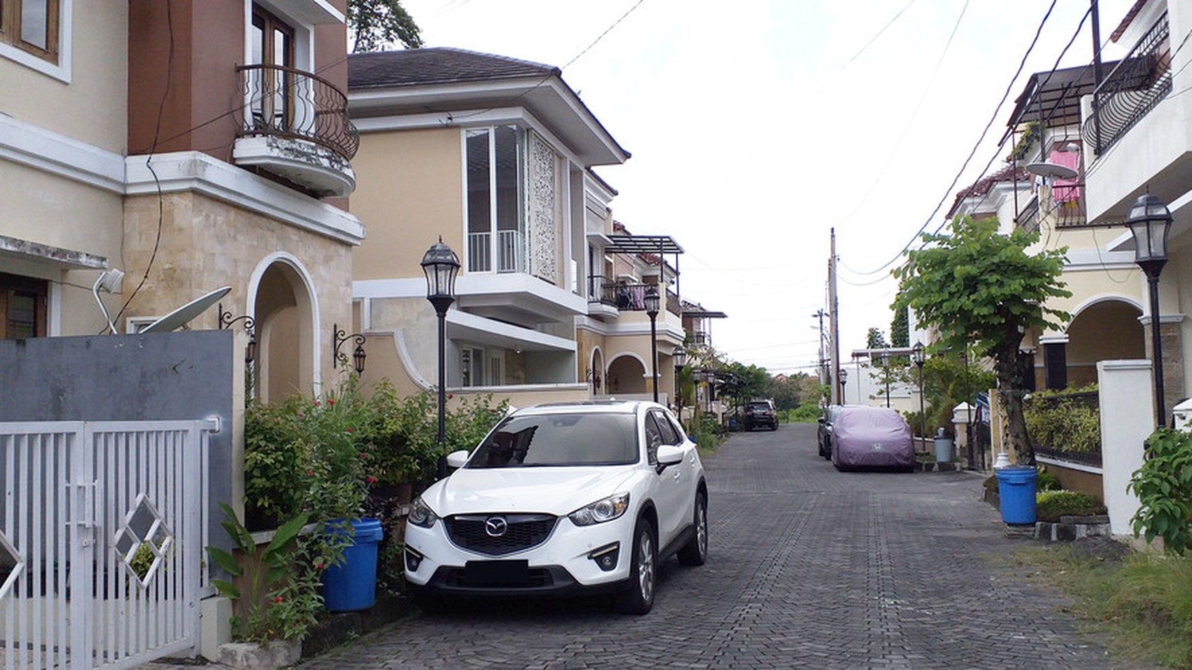 HUNIAN MODERN MINIMALIS DI PERUM CASA BELLA, DEKAT UPN.