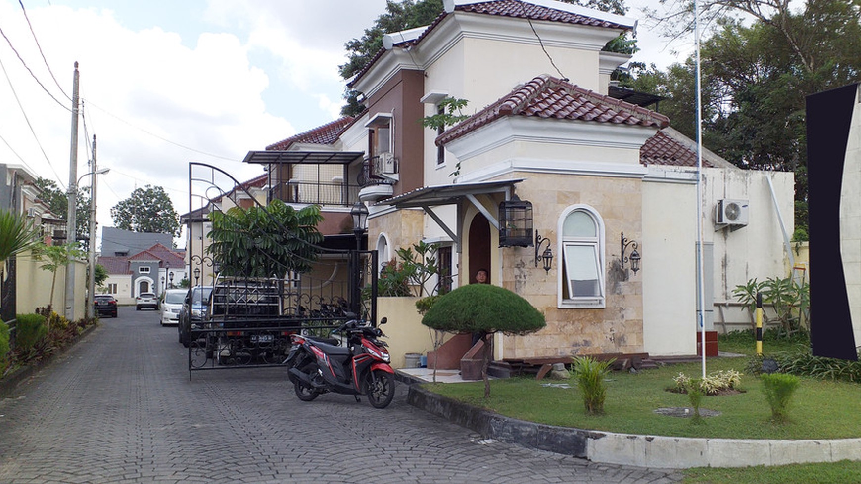 HUNIAN MODERN MINIMALIS DI PERUM CASA BELLA, DEKAT UPN.