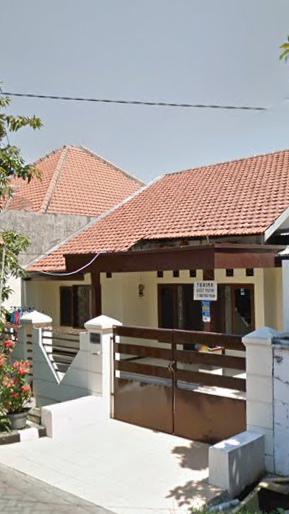 Rumah rungkut kamar banyak