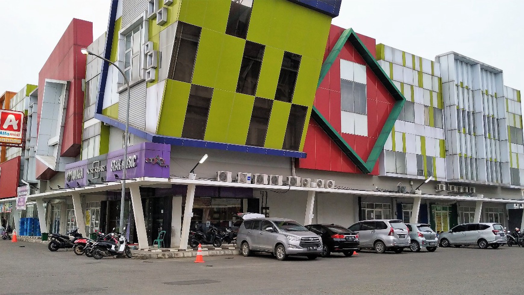 Ruko Courtyard Karawang Galuh Mas Posisi Depan Jalan Raya Blok D