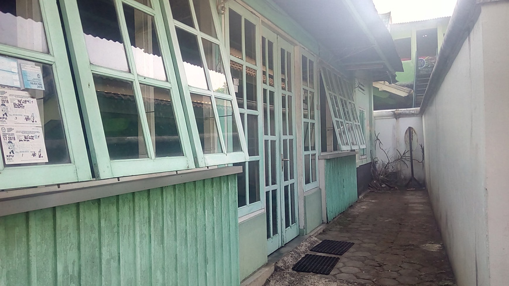 RUMAH DI LINGKUNGAN KRATON DAN WISATA, JL LANGENASTRAN LOR, YOGYA