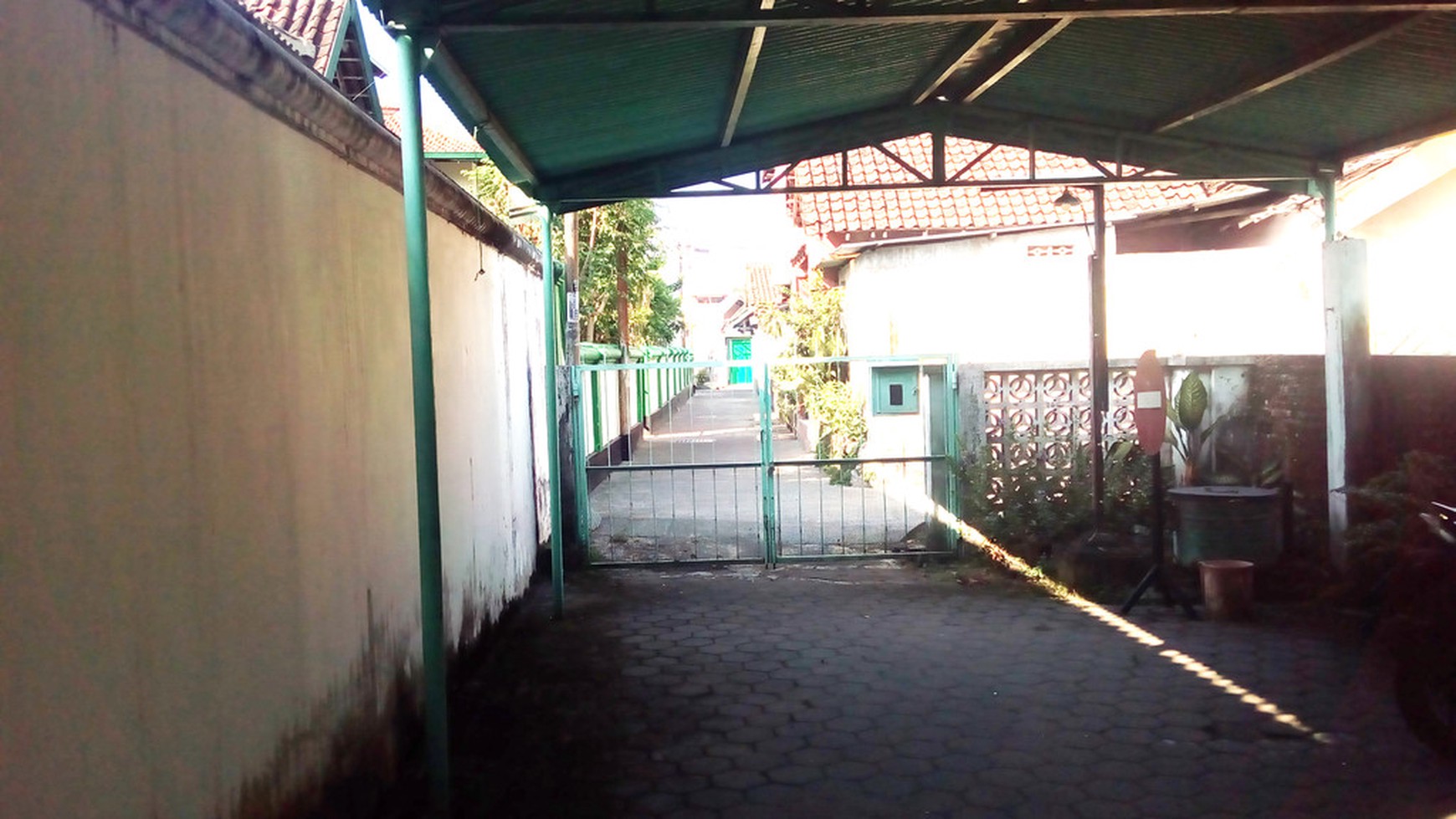 RUMAH DI LINGKUNGAN KRATON DAN WISATA, JL LANGENASTRAN LOR, YOGYA