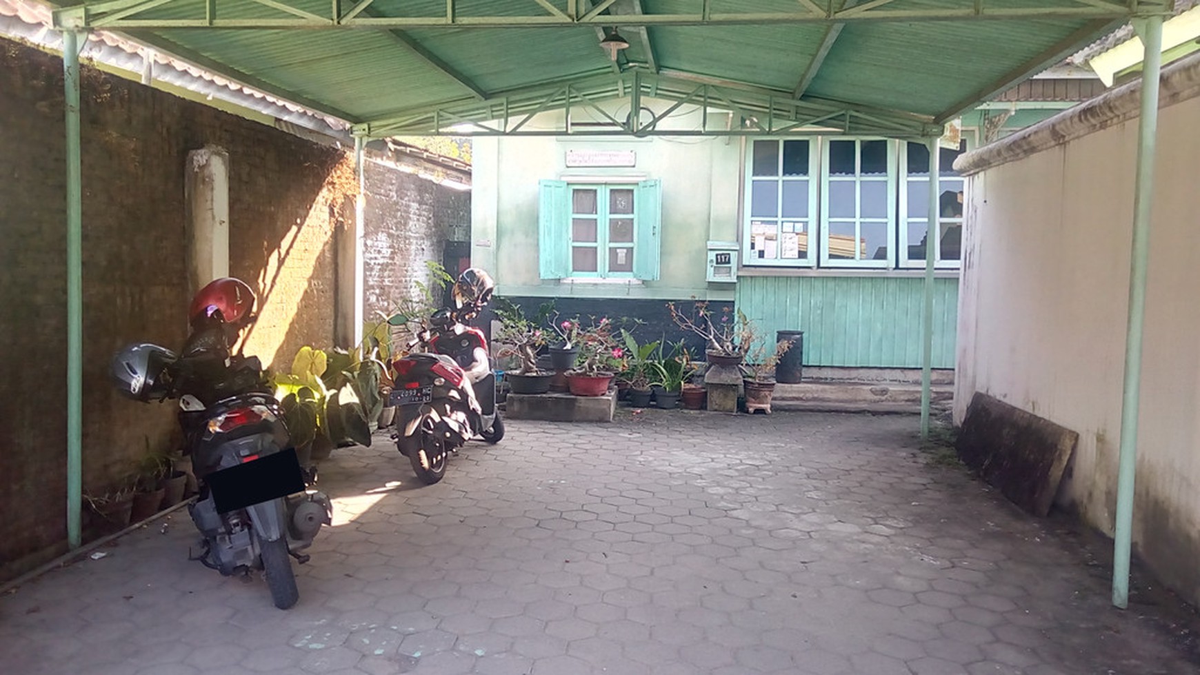 RUMAH DI LINGKUNGAN KRATON DAN WISATA, JL LANGENASTRAN LOR, YOGYA