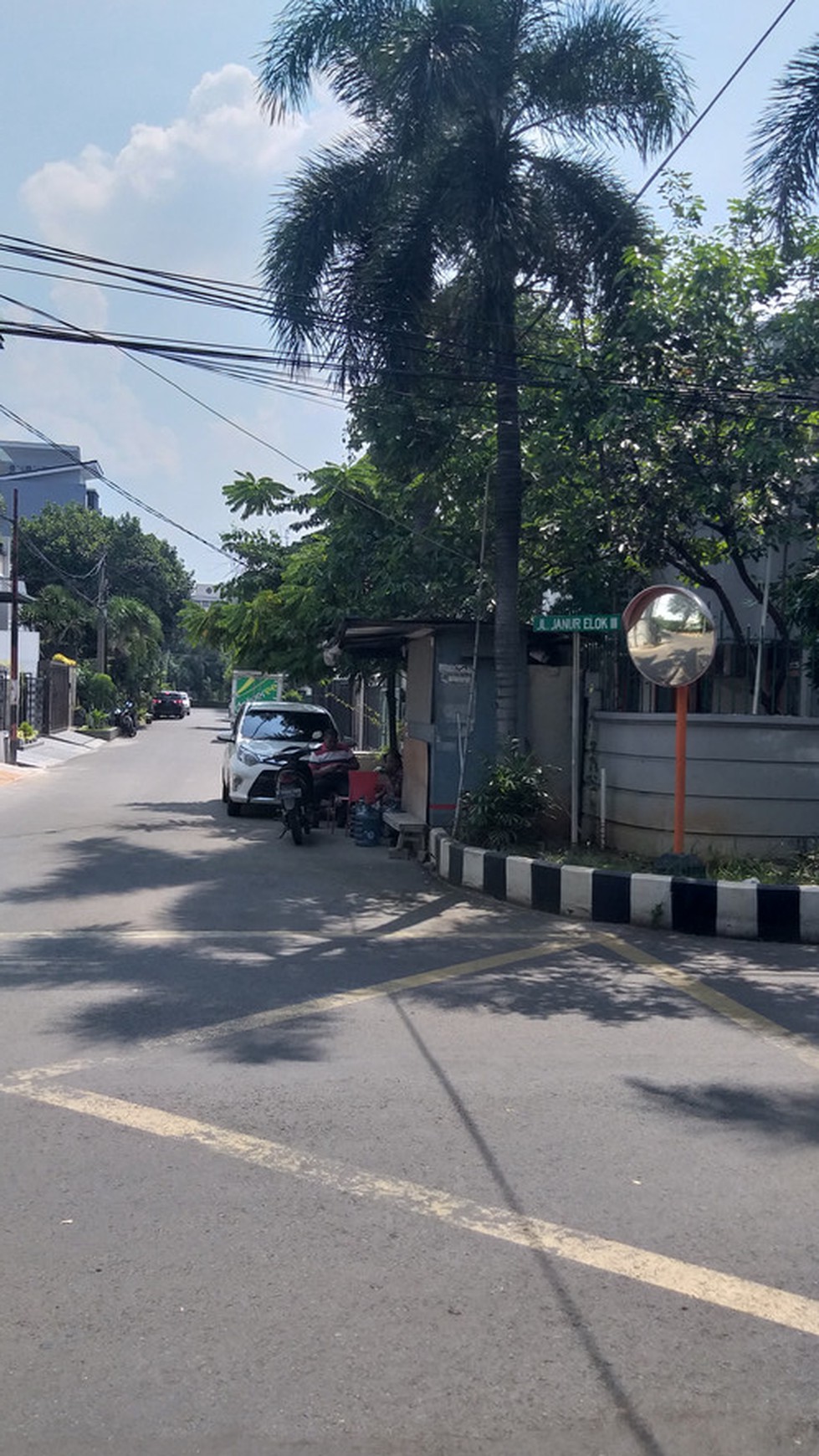 Terletak dilokasi nyaman , aman n strategis