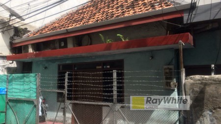 Rumah Dengan Bentuk Tanah Ngantong di Dekat Jalan Raya Hayam Wuruk