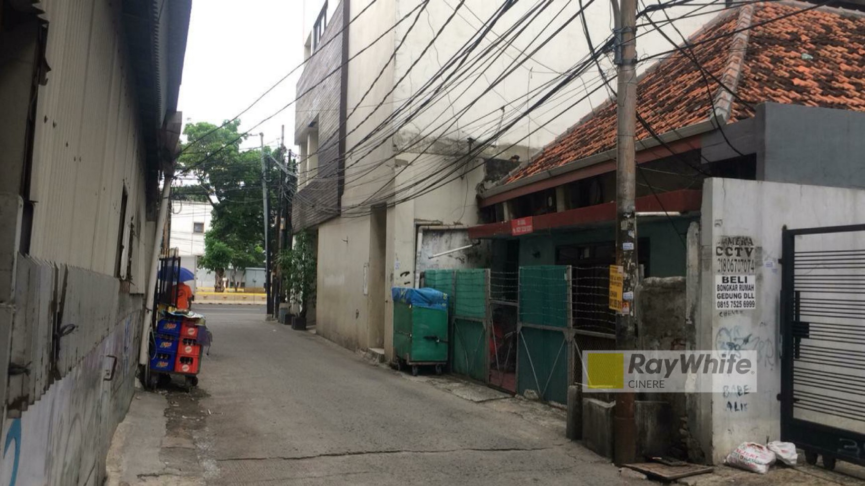 Rumah Dengan Bentuk Tanah Ngantong di Dekat Jalan Raya Hayam Wuruk