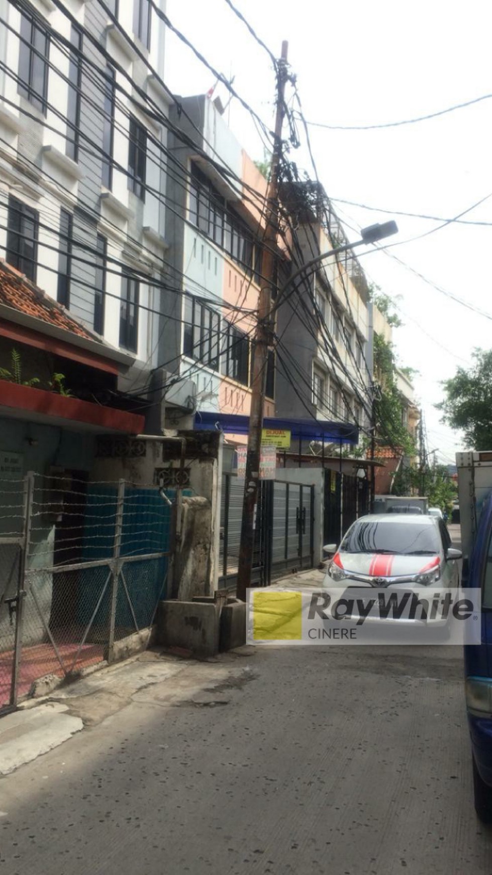 Rumah Dengan Bentuk Tanah Ngantong di Dekat Jalan Raya Hayam Wuruk