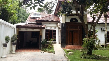 RUMAH SEMI FURNISH DENGAN KOLAM RENANG, DI JL PADMA, YOGYAKARTA.