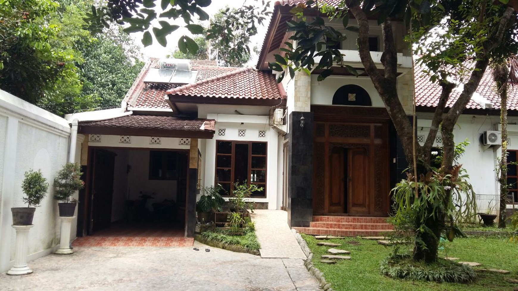RUMAH SEMI FURNISH DENGAN KOLAM RENANG, DI JL PADMA, YOGYAKARTA.