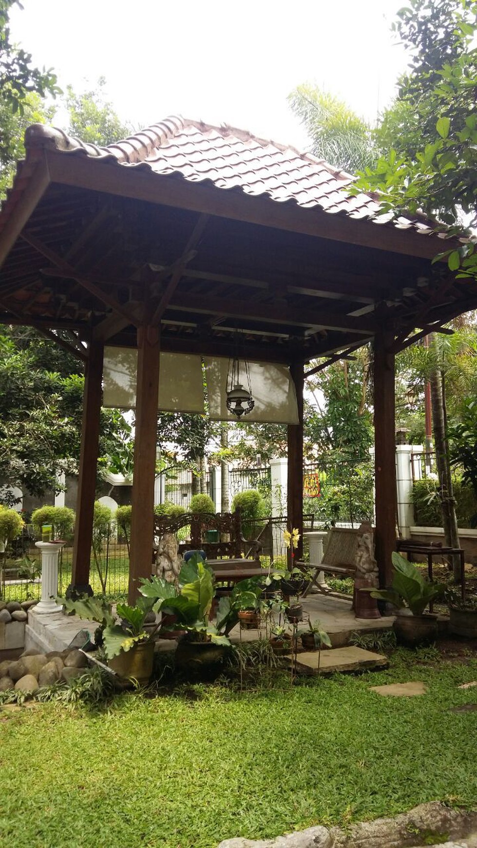 RUMAH SEMI FURNISH DENGAN KOLAM RENANG, DI JL PADMA, YOGYAKARTA.