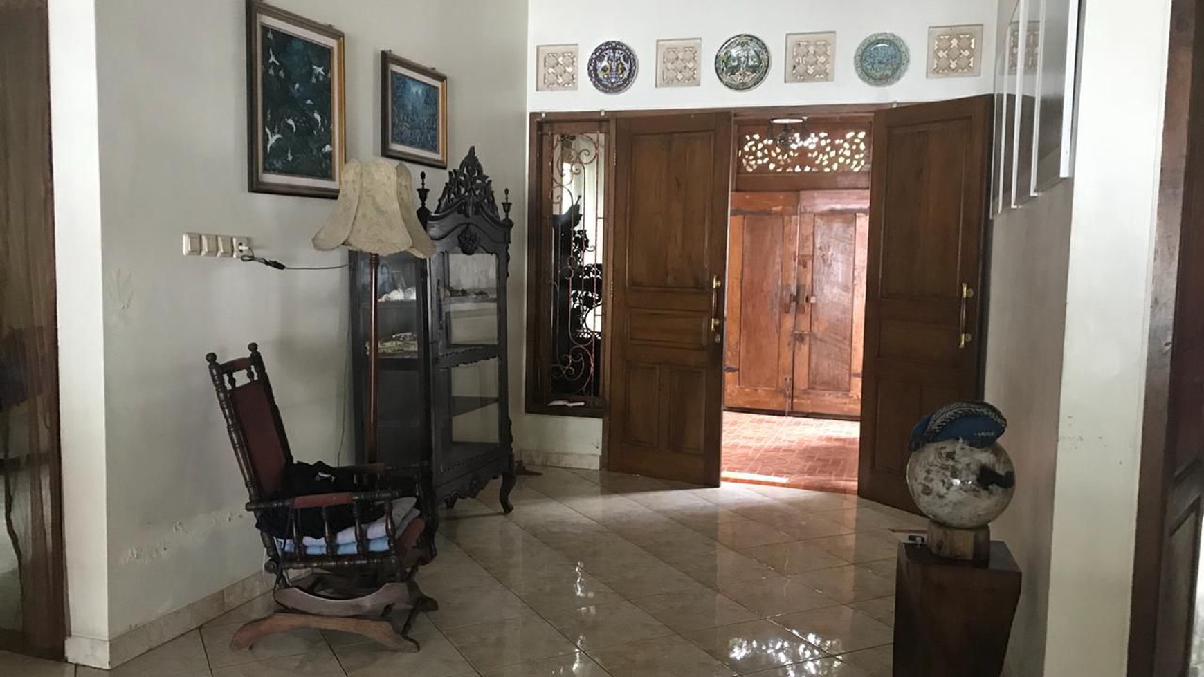 RUMAH SEMI FURNISH DENGAN KOLAM RENANG, DI JL PADMA, YOGYAKARTA.