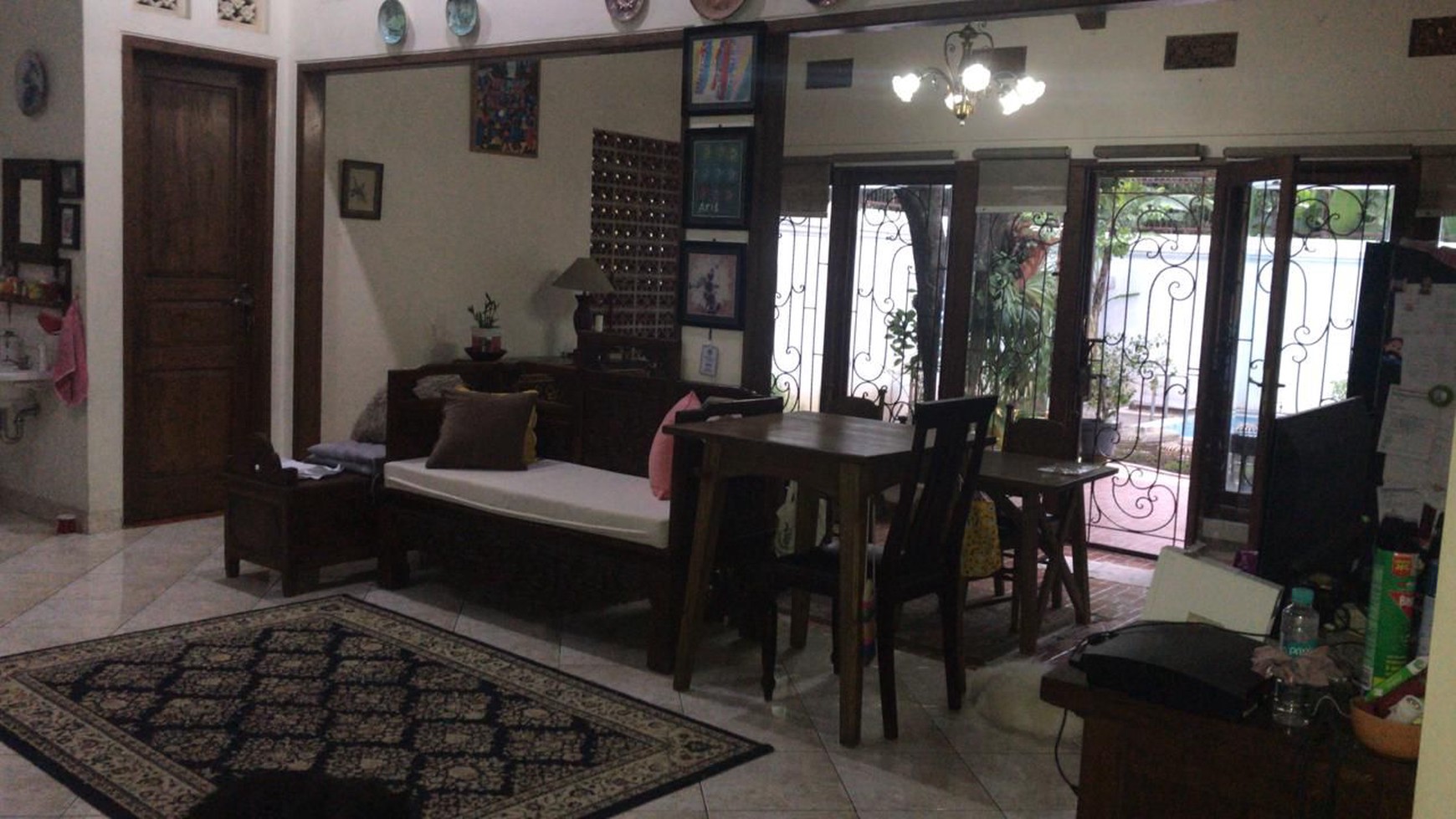 RUMAH SEMI FURNISH DENGAN KOLAM RENANG, DI JL PADMA, YOGYAKARTA.