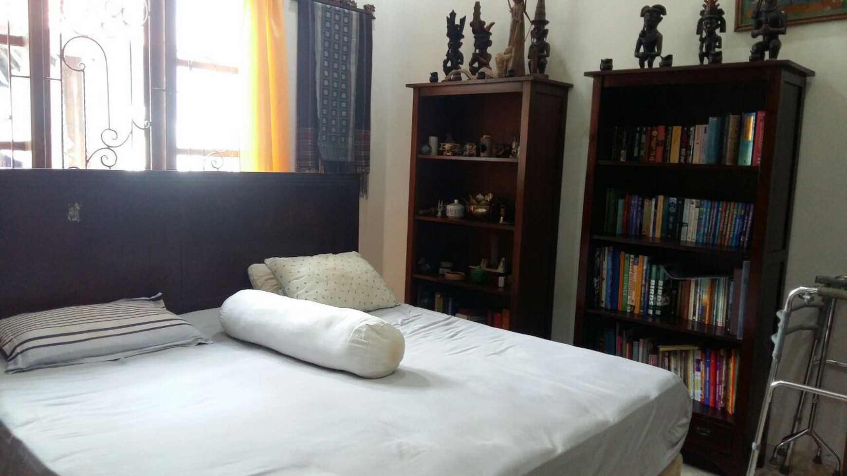 RUMAH SEMI FURNISH DENGAN KOLAM RENANG, DI JL PADMA, YOGYAKARTA.
