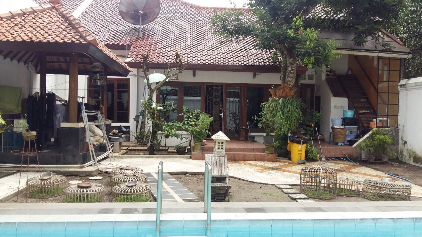 RUMAH SEMI FURNISH DENGAN KOLAM RENANG, DI JL PADMA, YOGYAKARTA.