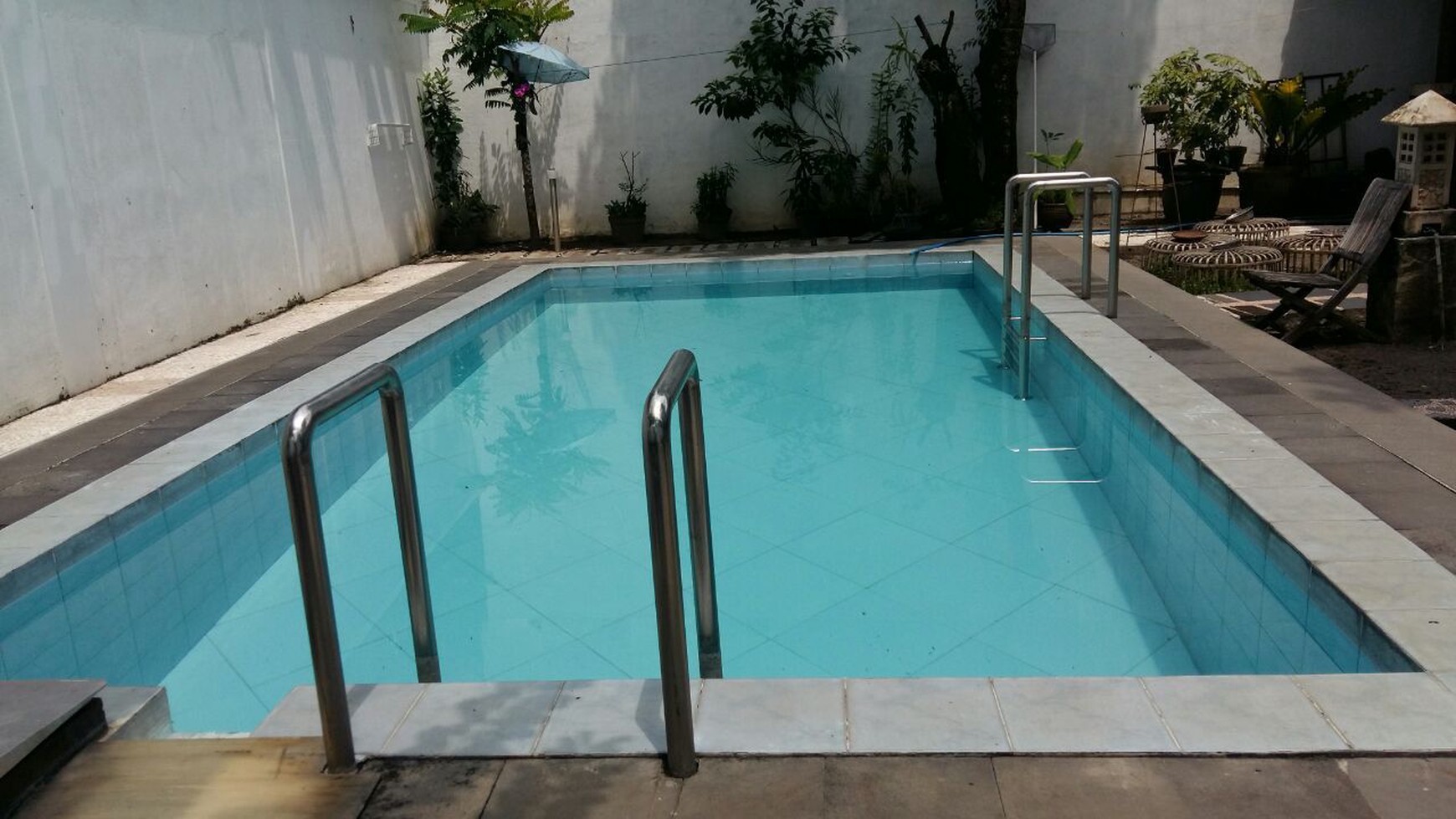 RUMAH SEMI FURNISH DENGAN KOLAM RENANG, DI JL PADMA, YOGYAKARTA.