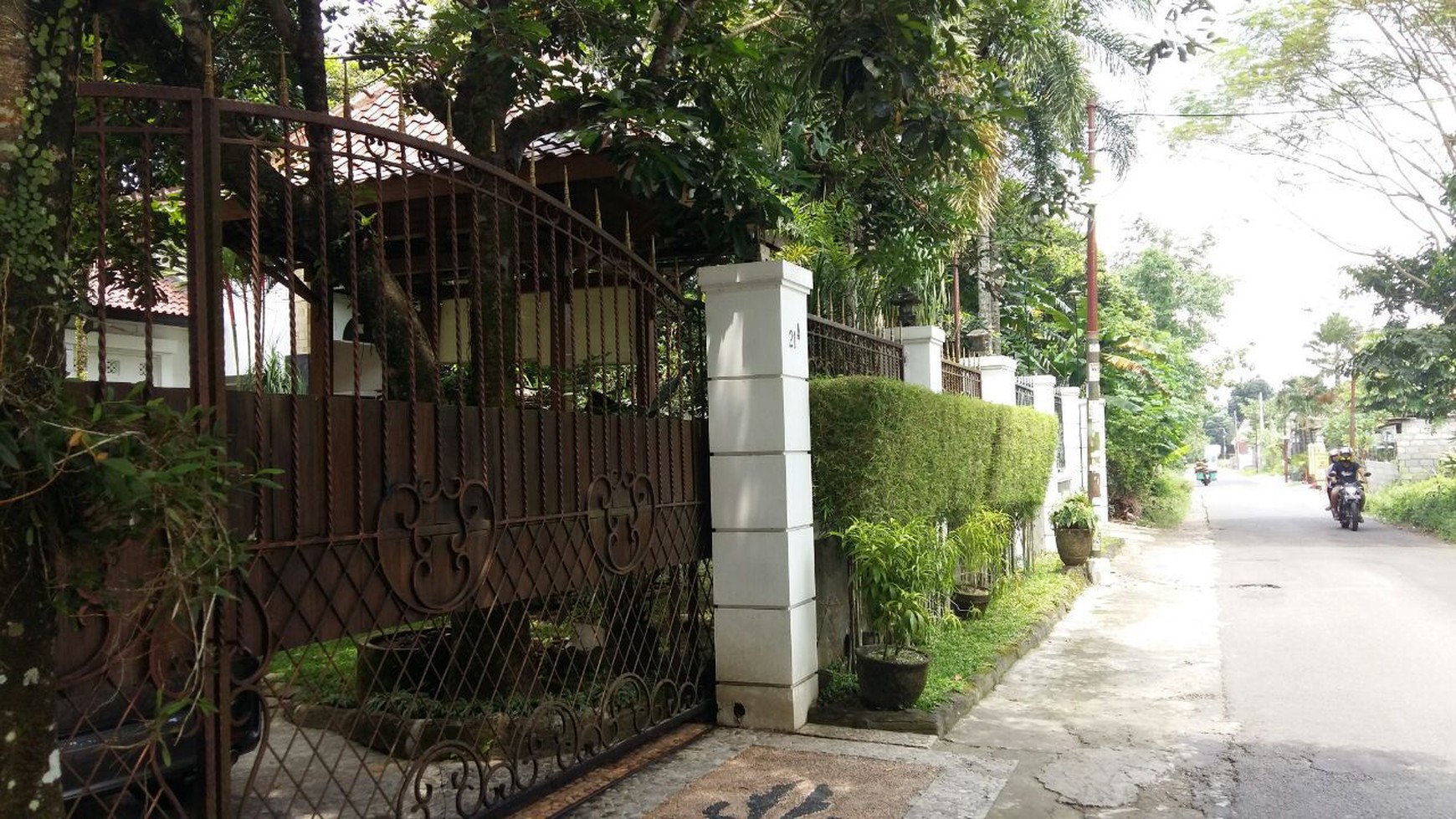 RUMAH SEMI FURNISH DENGAN KOLAM RENANG, DI JL PADMA, YOGYAKARTA.