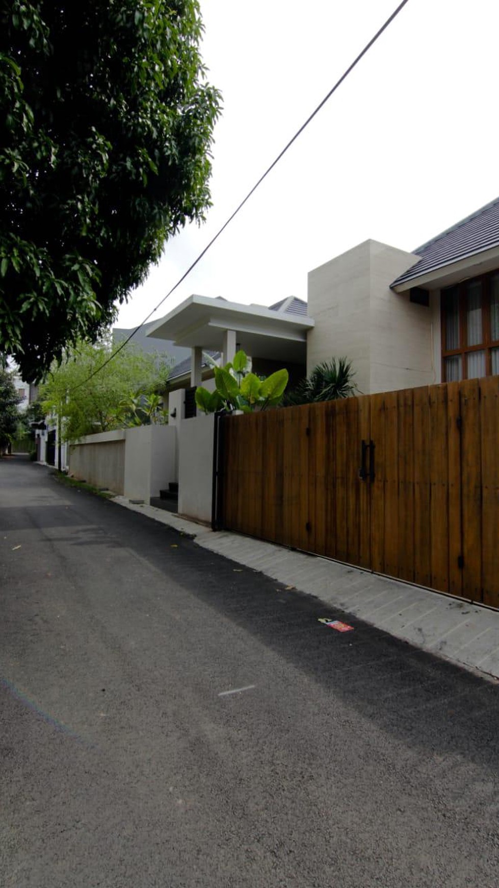 Rumah Minimalis,Bagus sekali,ada kolam renang di Kreo Tangerang