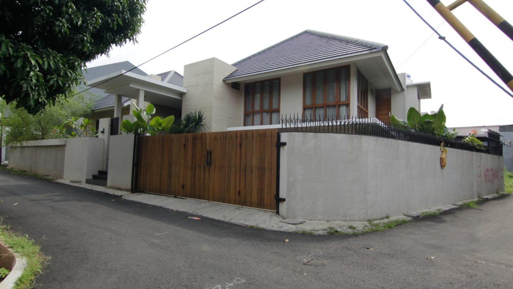 Rumah Minimalis,Bagus sekali,ada kolam renang di Kreo Tangerang