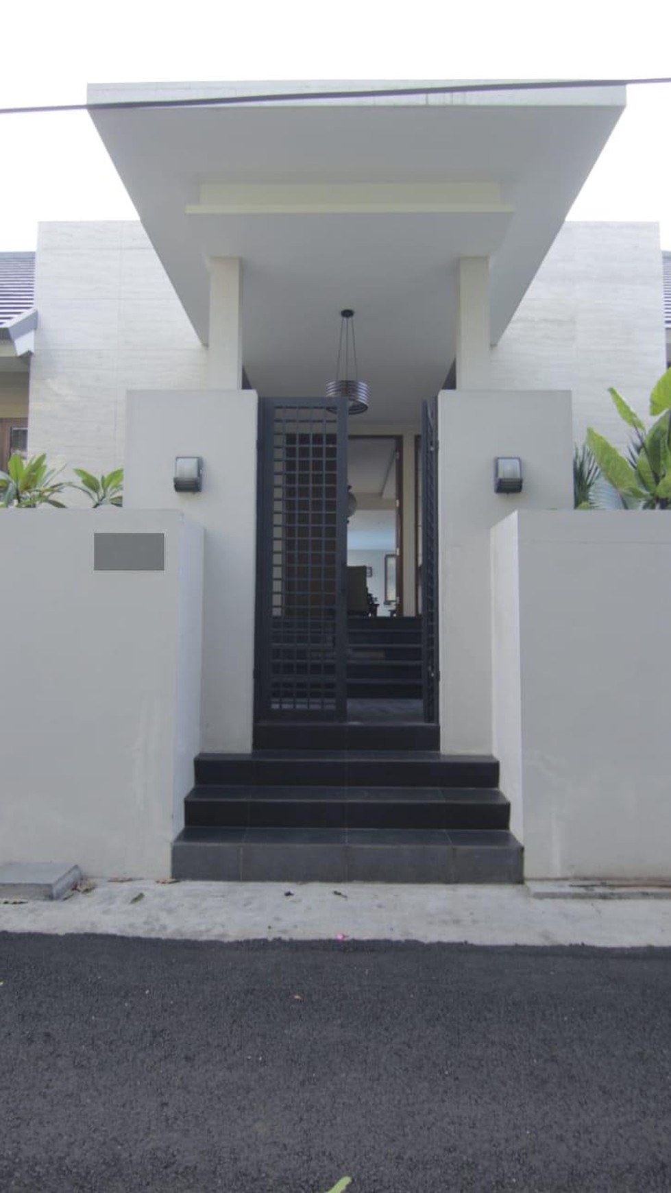 Rumah Minimalis,Bagus sekali,ada kolam renang di Kreo Tangerang