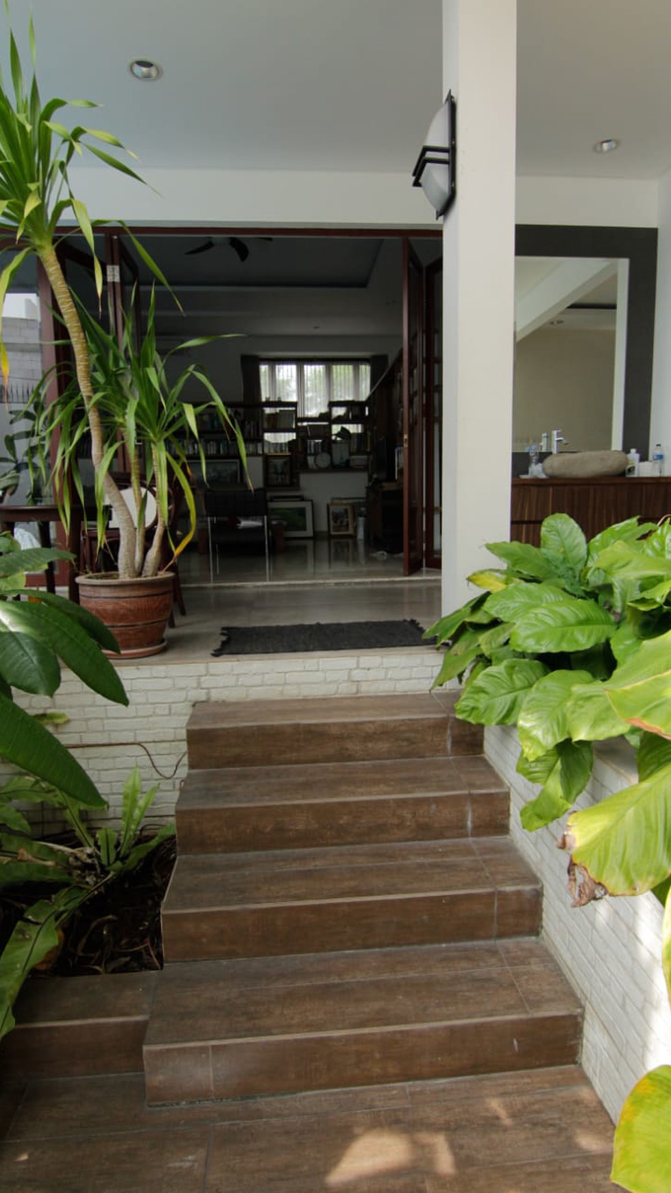 Rumah Minimalis,Bagus sekali,ada kolam renang di Kreo Tangerang