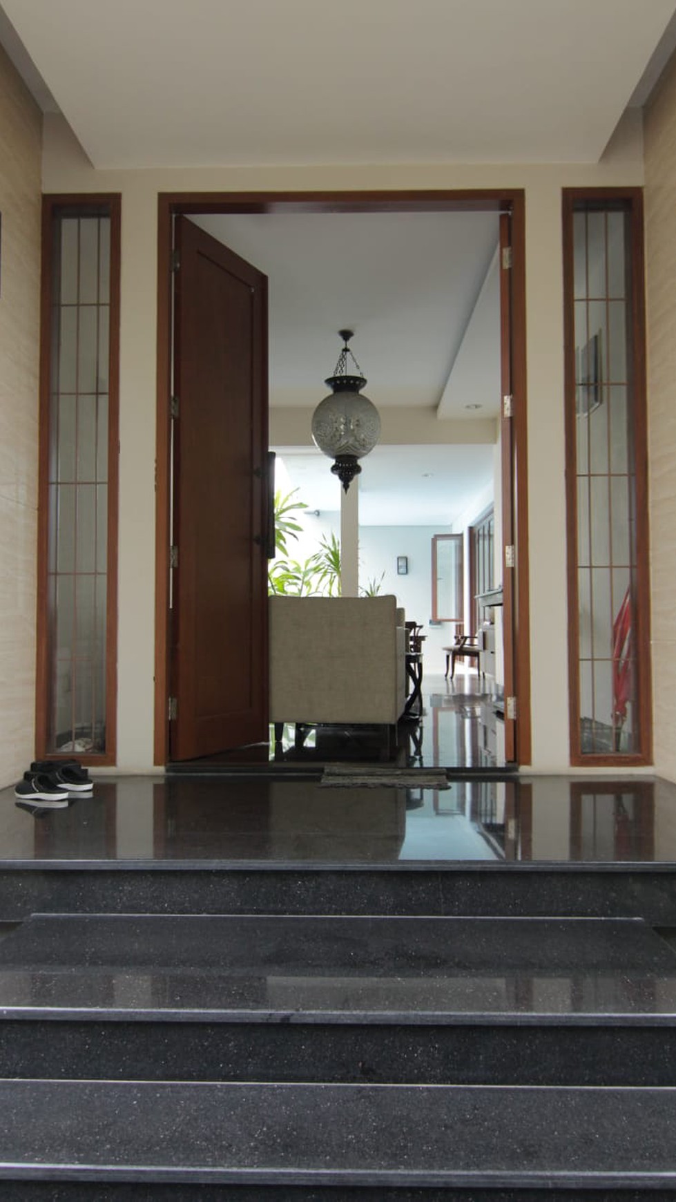 Rumah Minimalis,Bagus sekali,ada kolam renang di Kreo Tangerang