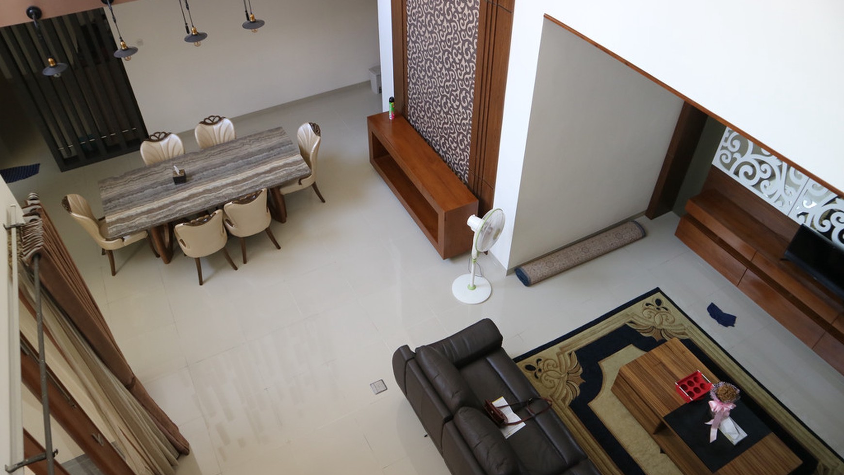 RUMAH DENGAN DESAIN BANGUNAN MEWAH, DI DALAM PERUM BALE MULIA