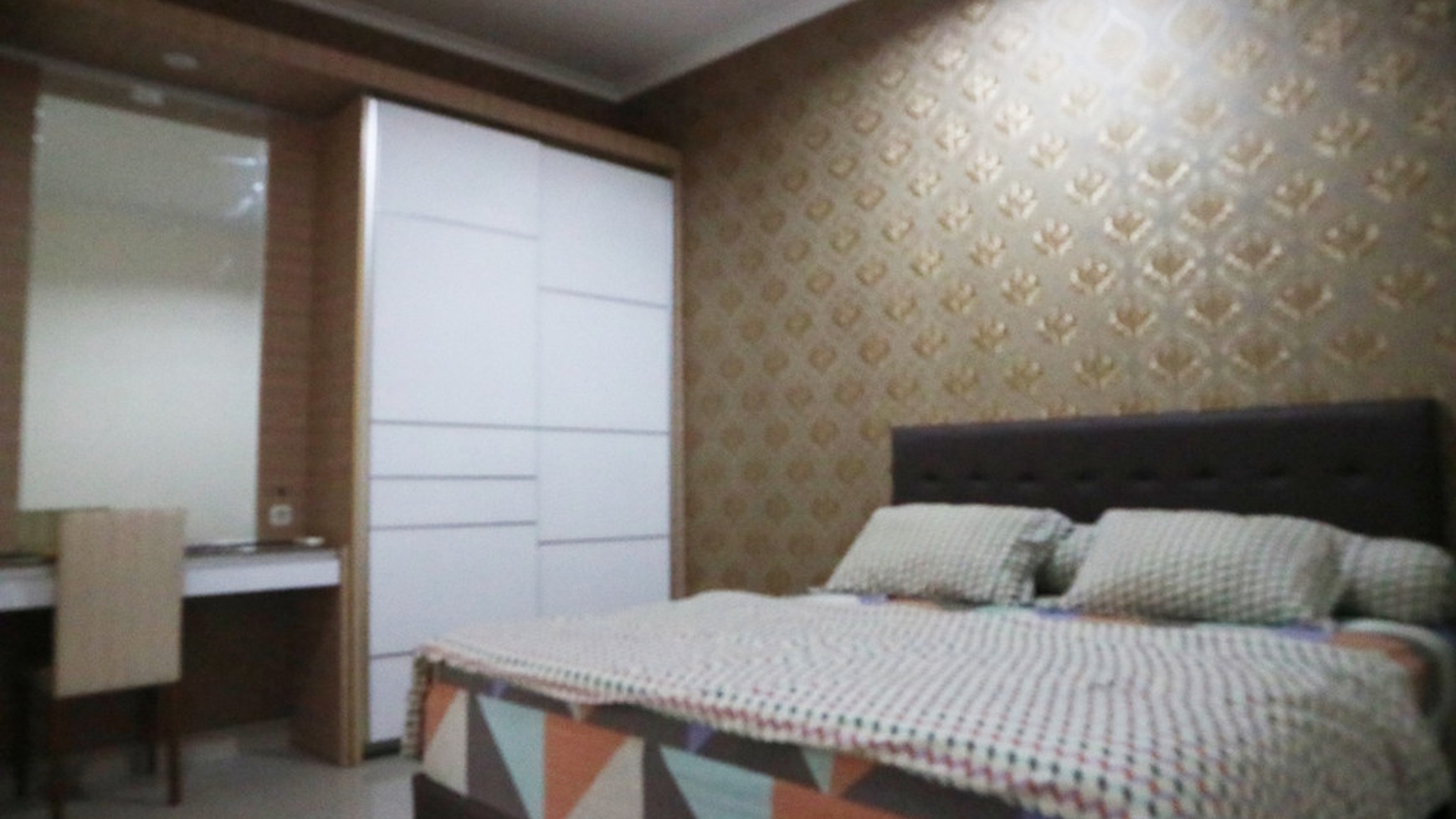 RUMAH DENGAN DESAIN BANGUNAN MEWAH, DI DALAM PERUM BALE MULIA