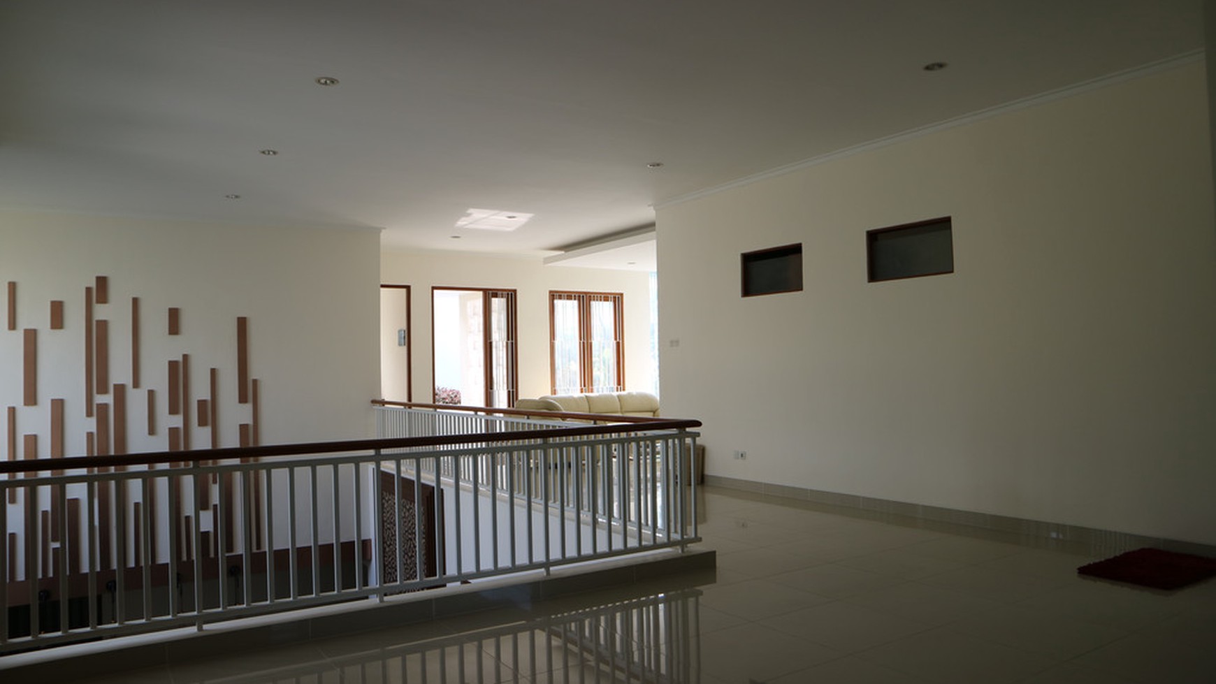 RUMAH DENGAN DESAIN BANGUNAN MEWAH, DI DALAM PERUM BALE MULIA