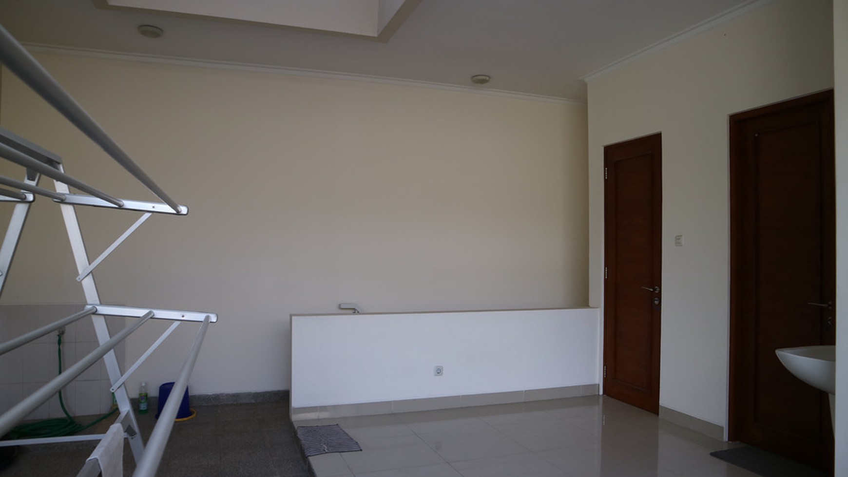 RUMAH DENGAN DESAIN BANGUNAN MEWAH, DI DALAM PERUM BALE MULIA