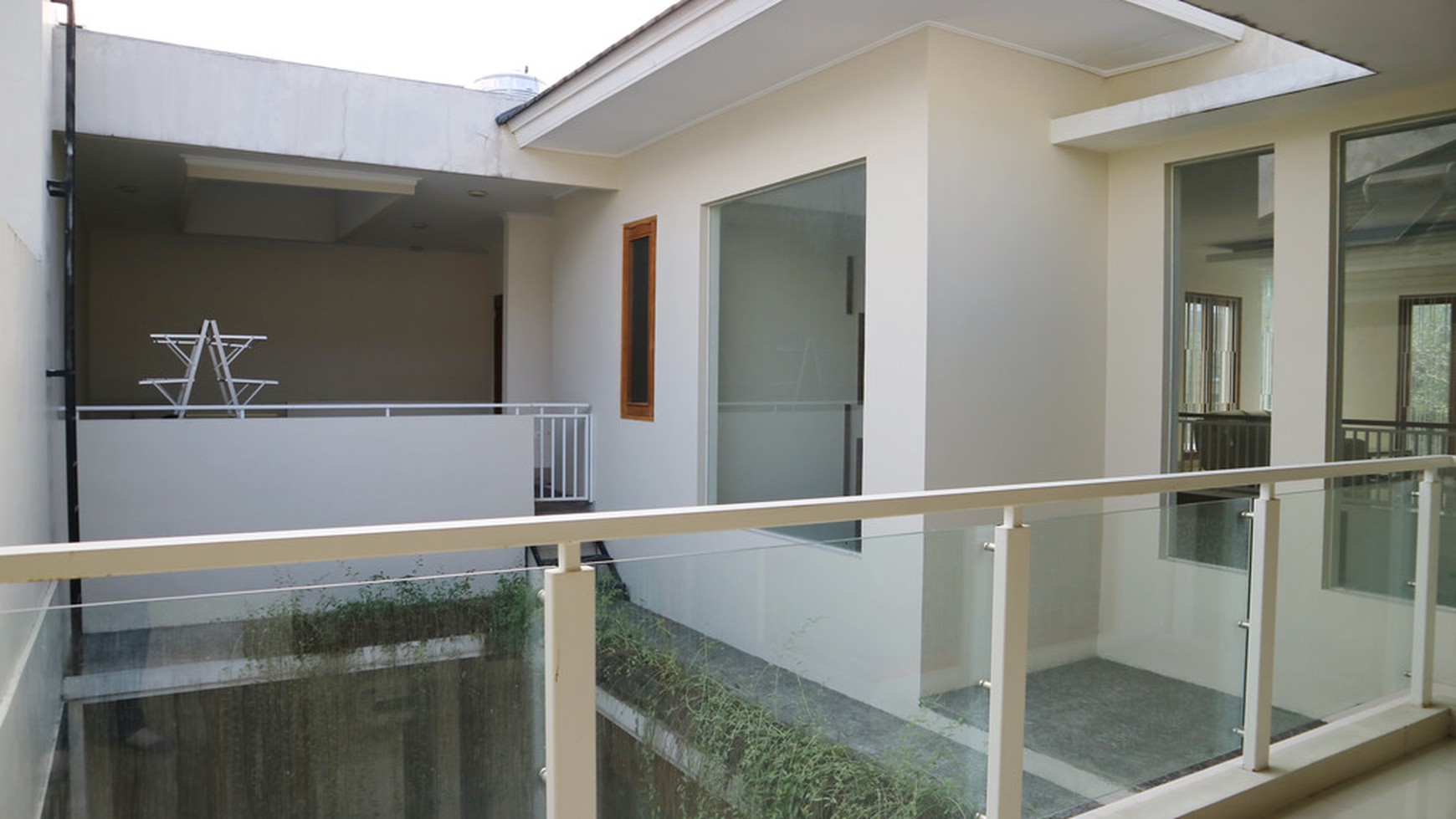 RUMAH DENGAN DESAIN BANGUNAN MEWAH, DI DALAM PERUM BALE MULIA