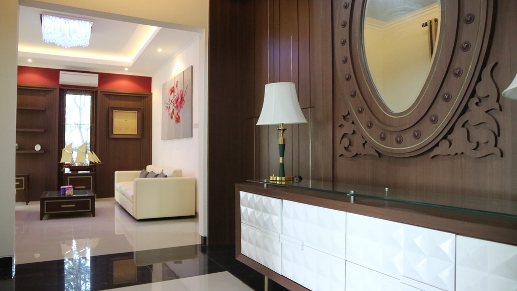 RUMAH DENGAN DESAIN BANGUNAN MEWAH, DI DALAM PERUM BALE MULIA
