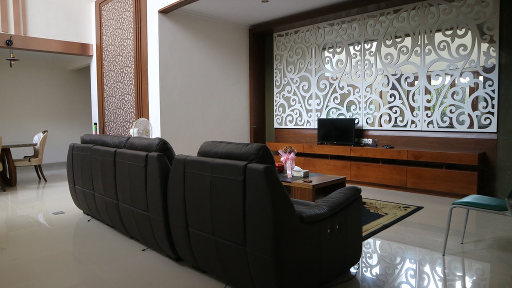 RUMAH DENGAN DESAIN BANGUNAN MEWAH, DI DALAM PERUM BALE MULIA