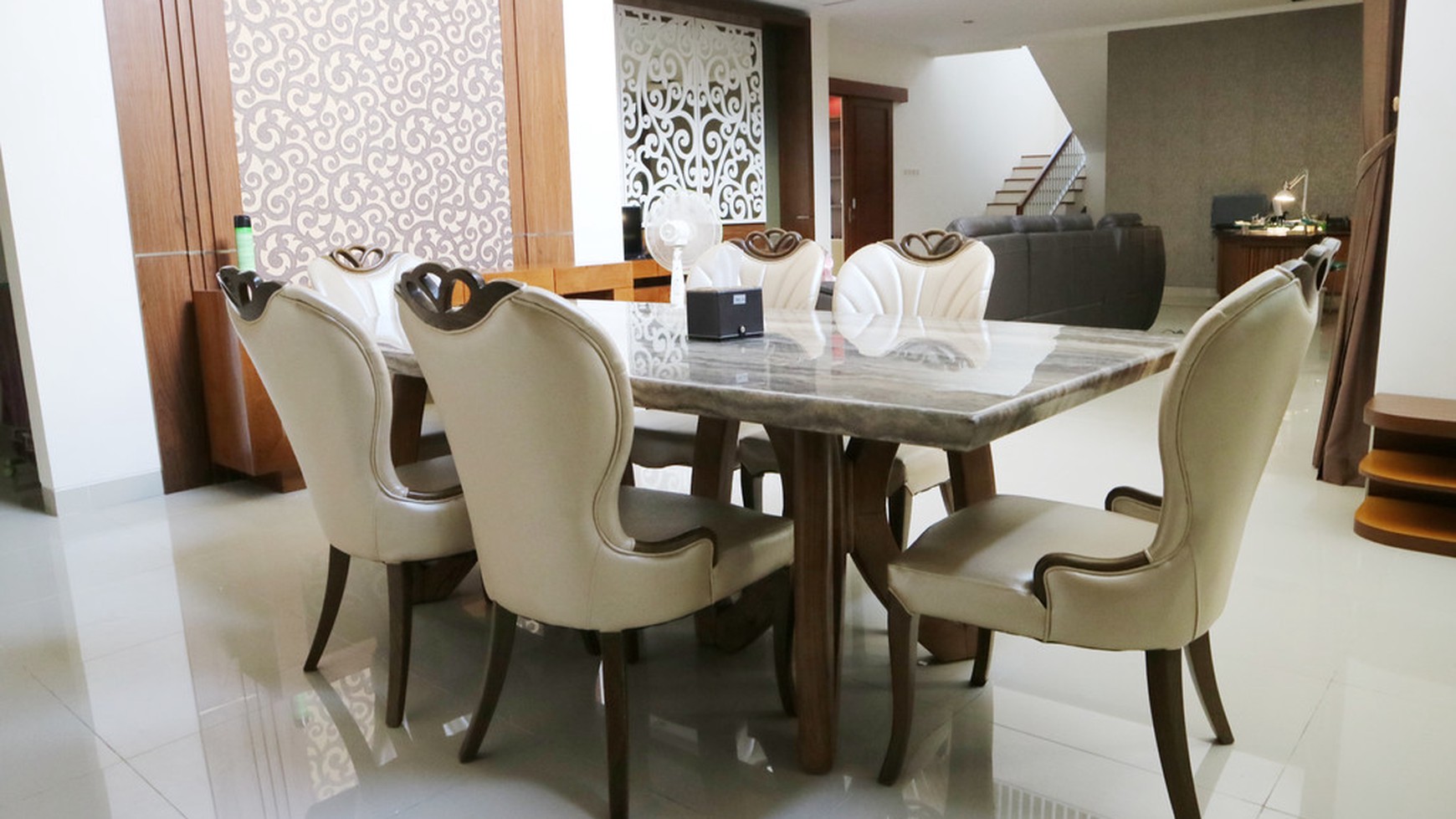 RUMAH DENGAN DESAIN BANGUNAN MEWAH, DI DALAM PERUM BALE MULIA