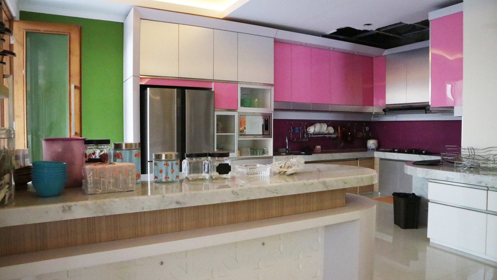 RUMAH DENGAN DESAIN BANGUNAN MEWAH, DI DALAM PERUM BALE MULIA